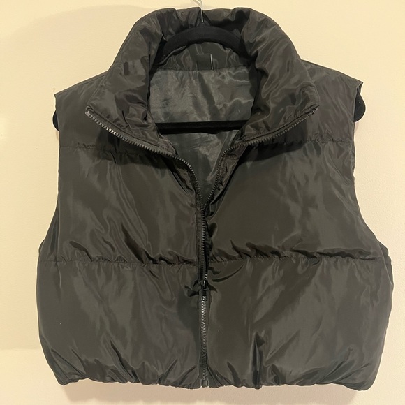 Black Cropped Puffer Vest - Picture 3 of 3